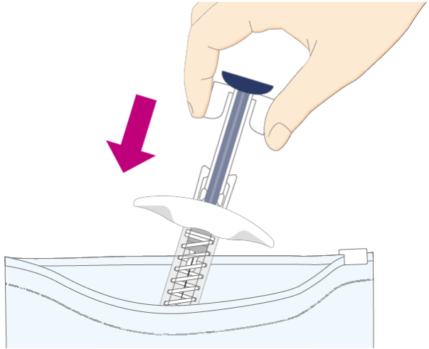 使用済みのシリンジを廃棄します